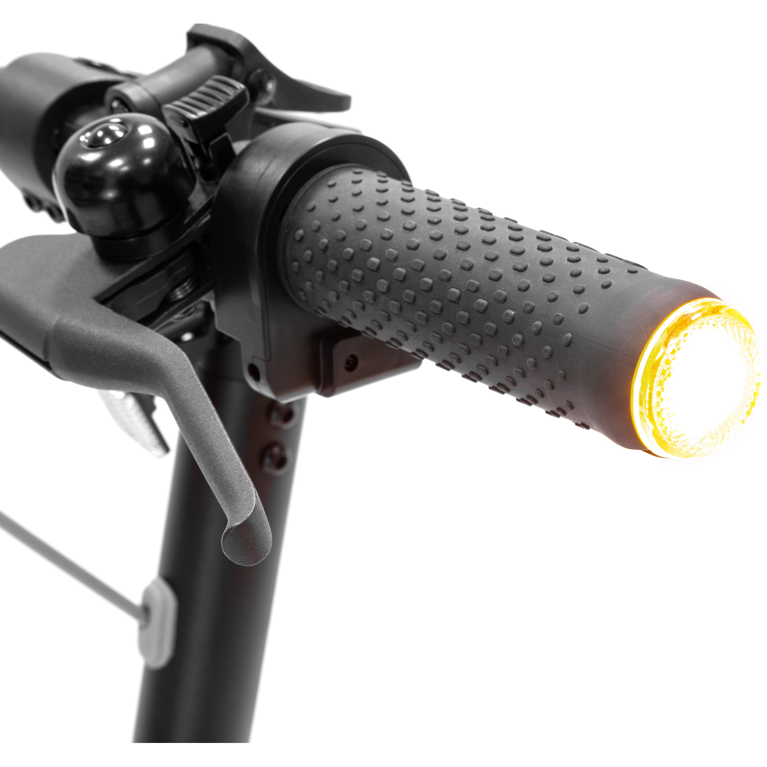 Close-up van het stuur van een e-scooter. Toont een zwarte bel, remhendel en getextureerde grip. De rechterkant heeft een helder geel licht.