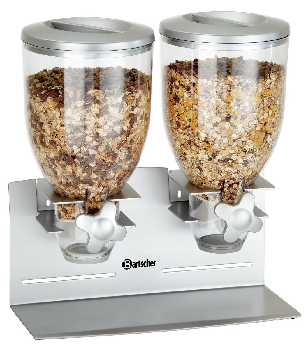 Zwei Cerealienspender mit transparenten Behältern, die mit Müsli gefüllt sind. Silberne Basis und Deckel. Spender haben blumenförmige Knöpfe.