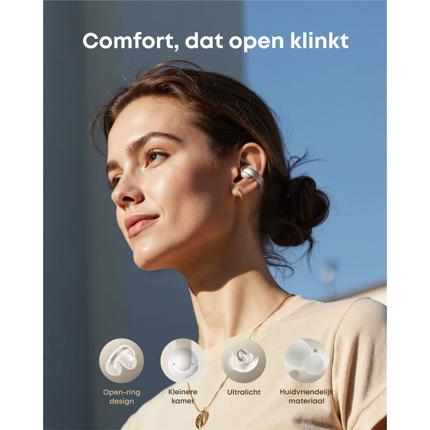 Een vrouw draagt een oortelefoon. Tekst: 'Comfort, dat open klinkt'. Daaronder: open-ring design, kleinere kamer, ultralicht, huidvriendelijk materiaal.