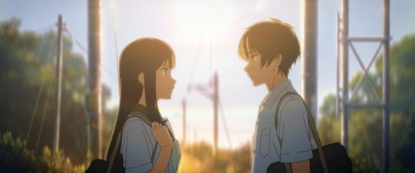 Anime-Bild. Junge und Mädchen blicken sich an, gegen die Sonne silhouettiert. Beide tragen Schuluniformen. Ein weiches, warmes Licht durchflutet die Szene.