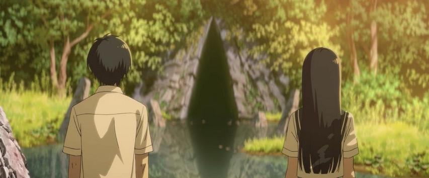 Animeszene. Zwei Personen blicken auf ein dunkles Gewässer, umgeben von grünen Bäumen. Mann links, Frau rechts.