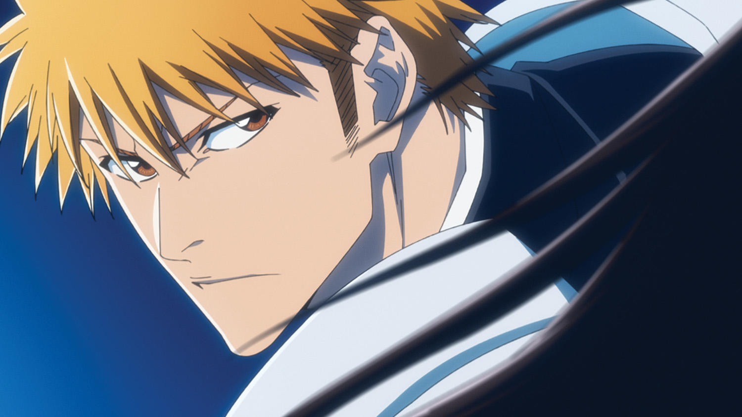 Anime-Figur mit orangefarbenem Haar, braunen Augen und entschlossenem Gesichtsausdruck. Blauer Hintergrund. Dunkle Formen im Vordergrund.