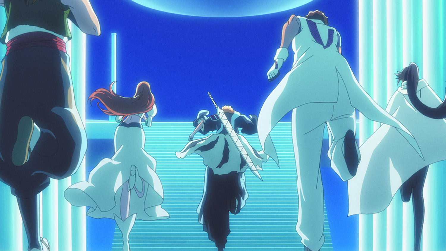 Anime-Szene. Figuren gehen Treppen hoch. Ichigo mit Schwert. Helle Blau- und Weißtöne dominieren die Szene.