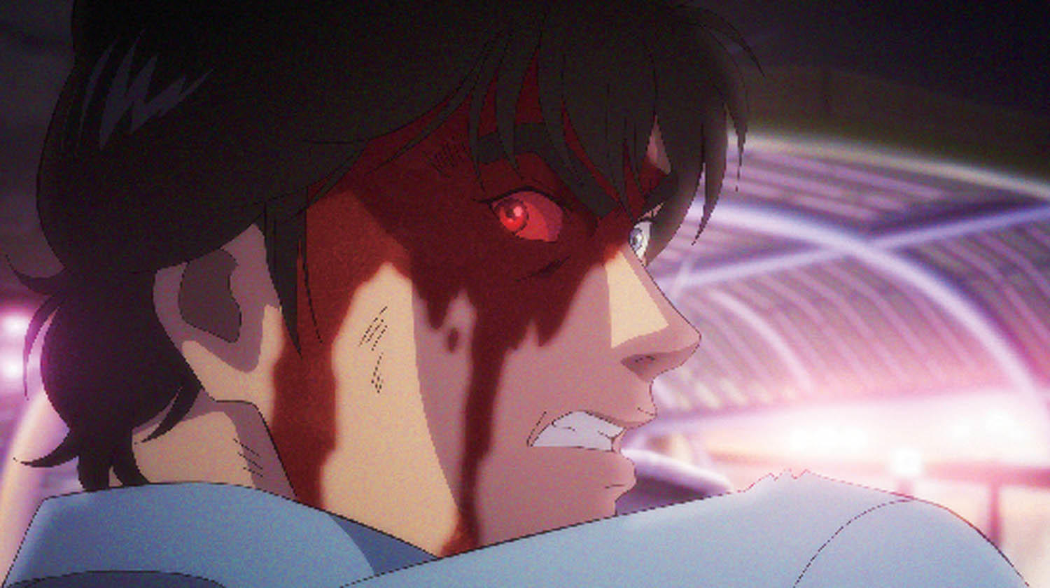 Anime-Figur mit Blut im Gesicht und leuchtend rotem Auge. Er hat dunkles Haar, ein blaues Hemd und einen entschlossenen Ausdruck.