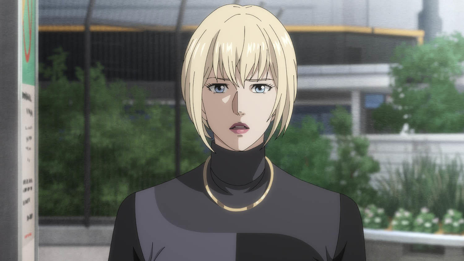Anime-Frau mit blonden Haaren, blauen Augen und einem schwarzen Rollkragenpullover. Sie trägt eine goldene Halskette. Im Hintergrund Grün und Gebäude.