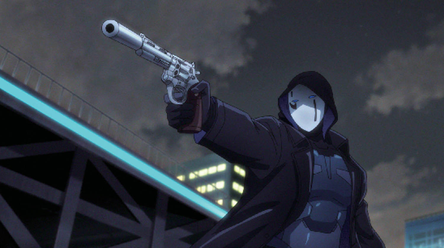 Anime-Figur in schwarzem Mantel und Maske, die eine silberne Pistole anvisiert. Stadtlichter im Hintergrund unter bewölktem Himmel.