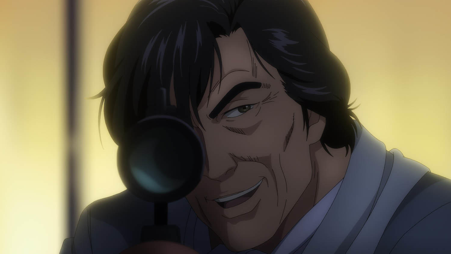 Anime-Mann, der durch ein Zielfernrohr schaut und lächelt. Dunkle Haare, blaues Hemd und ein heller Hintergrund. Er scheint sich in einem Gebäude zu befinden.