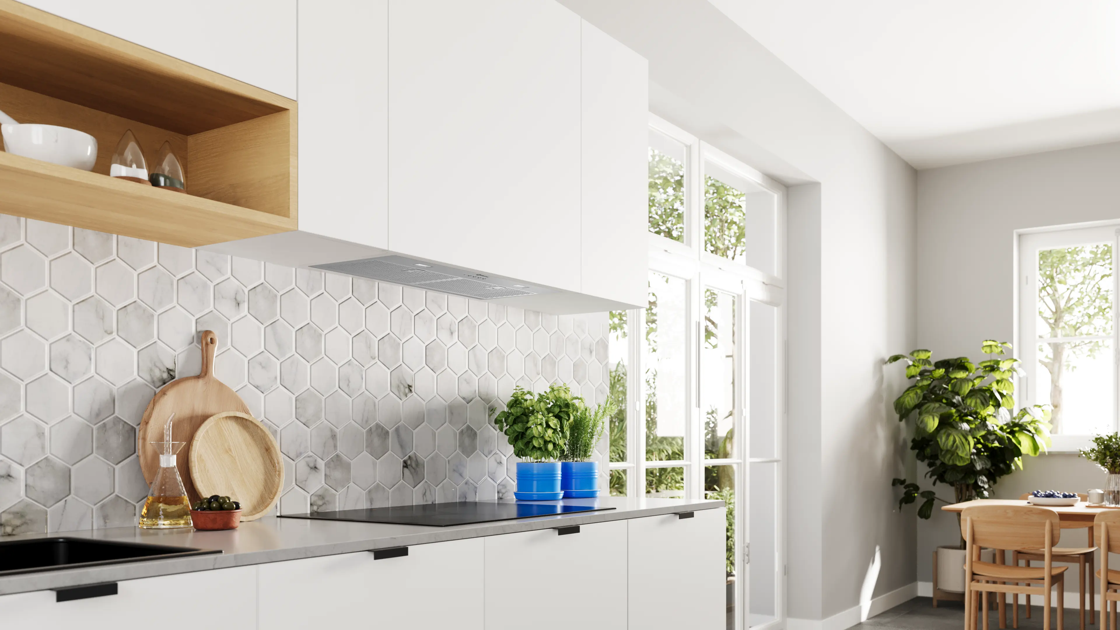 Una cocina moderna con gabinetes blancos, salpicadero hexagonal y plantas en macetas azules. Un comedor es visible en el fondo.