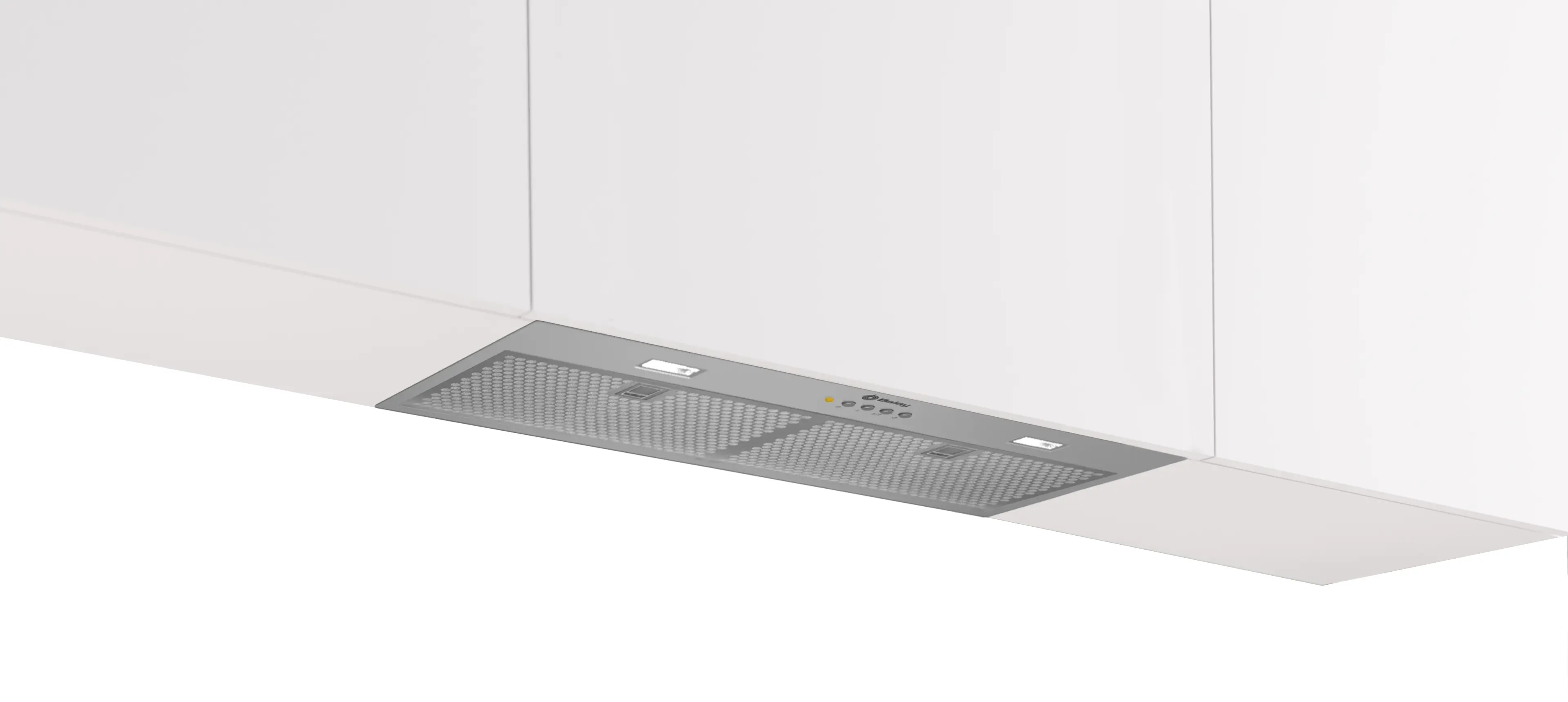 Una campana extractora de cocina blanca con un filtro de malla plateada, montada debajo de armarios blancos. Botones y luces visibles.