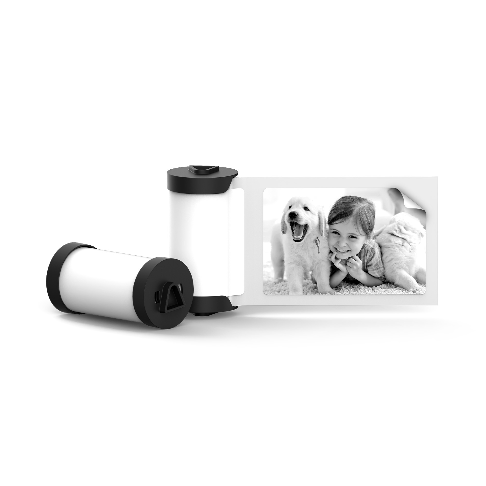 Monokrom görüntü. Film kutuları ve çocuk ve köpek yavrusu olan bir fotoğraf çerçevesi. Çerçevenin kıvrımlı bir kenarı var.