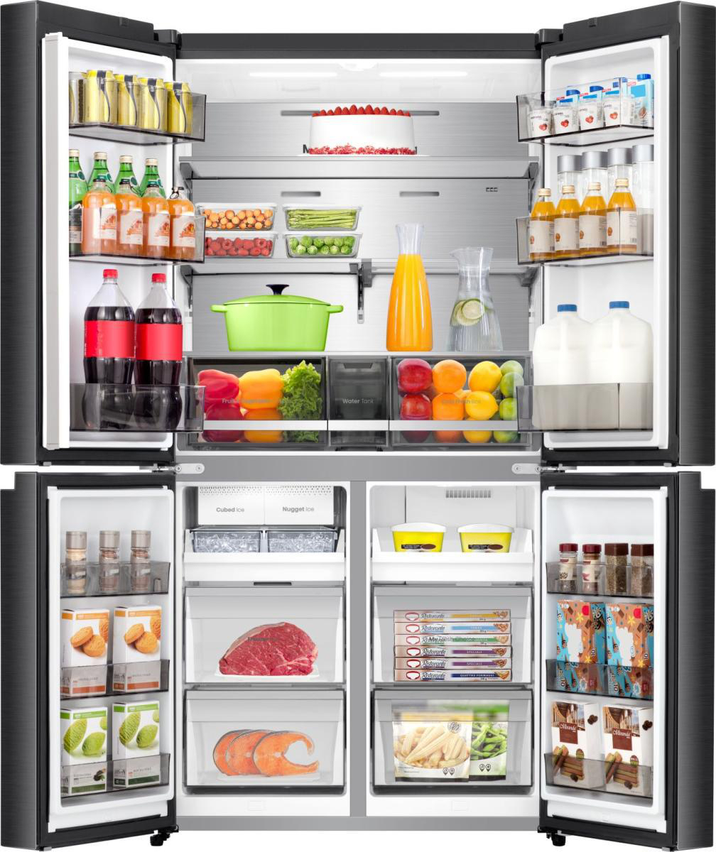 Offener Kühlschrank mit Lebensmitteln: Getränke, Obst, Gemüse, Fleisch und Milchprodukte. Verschiedene Artikel sind in Fächern gelagert.