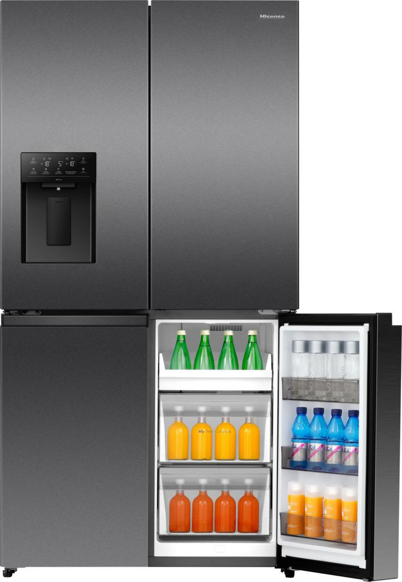 Ein schwarzer Hisense-Kühlschrank mit teilweise geöffneter Tür, die Flaschen mit Getränken und Saft zeigt.