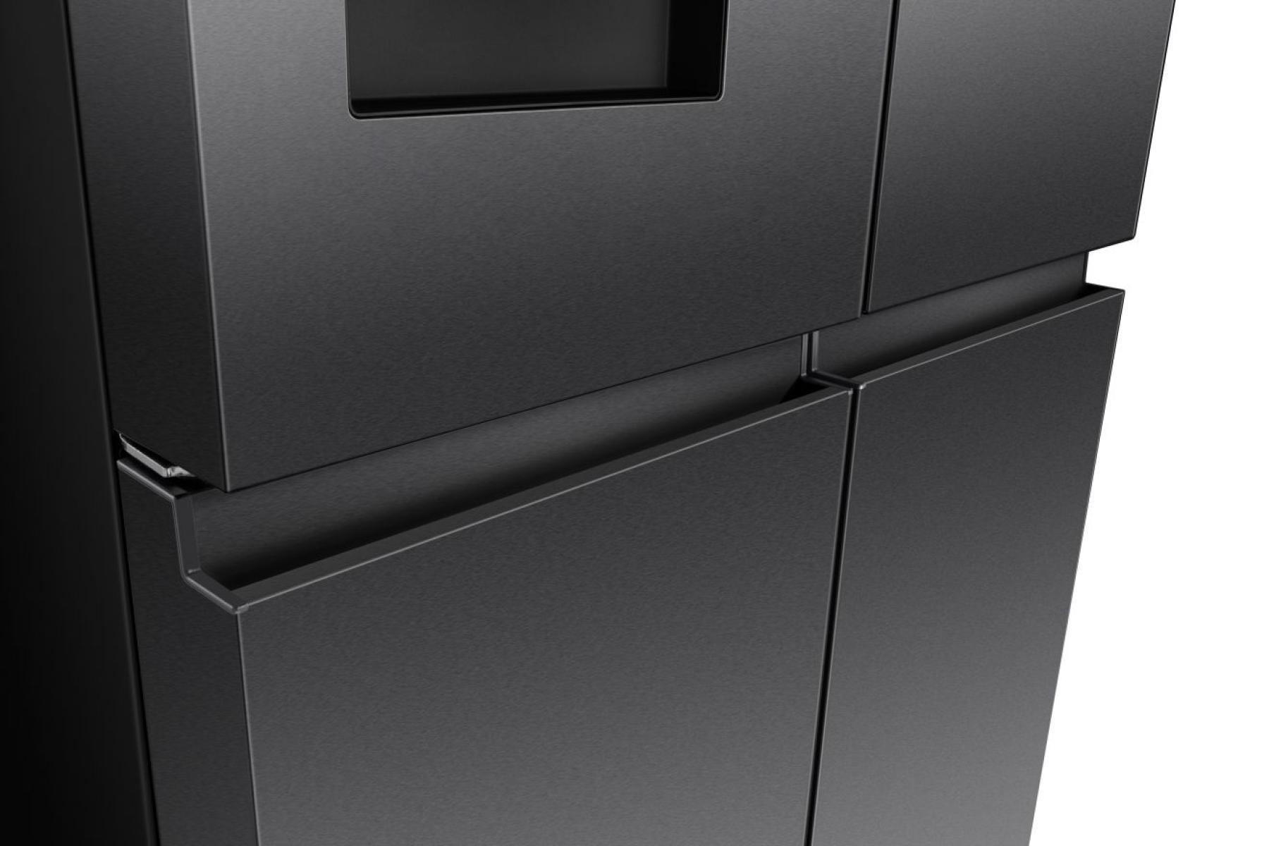 Nahaufnahme eines schwarzen Kühlschranks mit gebürsteter Metalloberfläche. Griffe und Türen sind sichtbar, mit einem sauberen, modernen Design.
