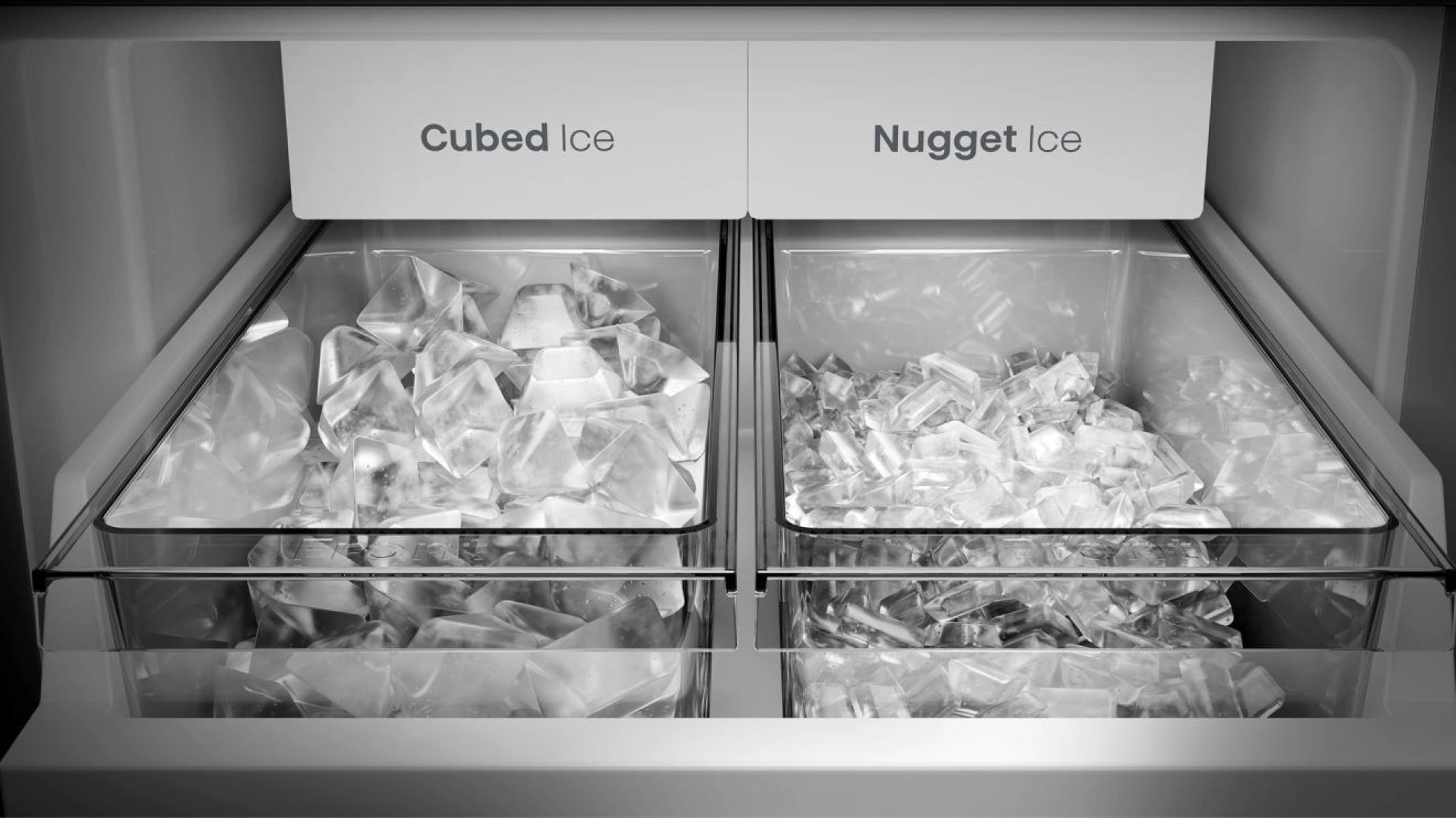 In einem Gefrierschrank befinden sich zwei Fächer mit der Aufschrift "Cubed Ice" und "Nugget Ice", die mit Eis gefüllt sind. Das Bild ist in Graustufen gehalten.