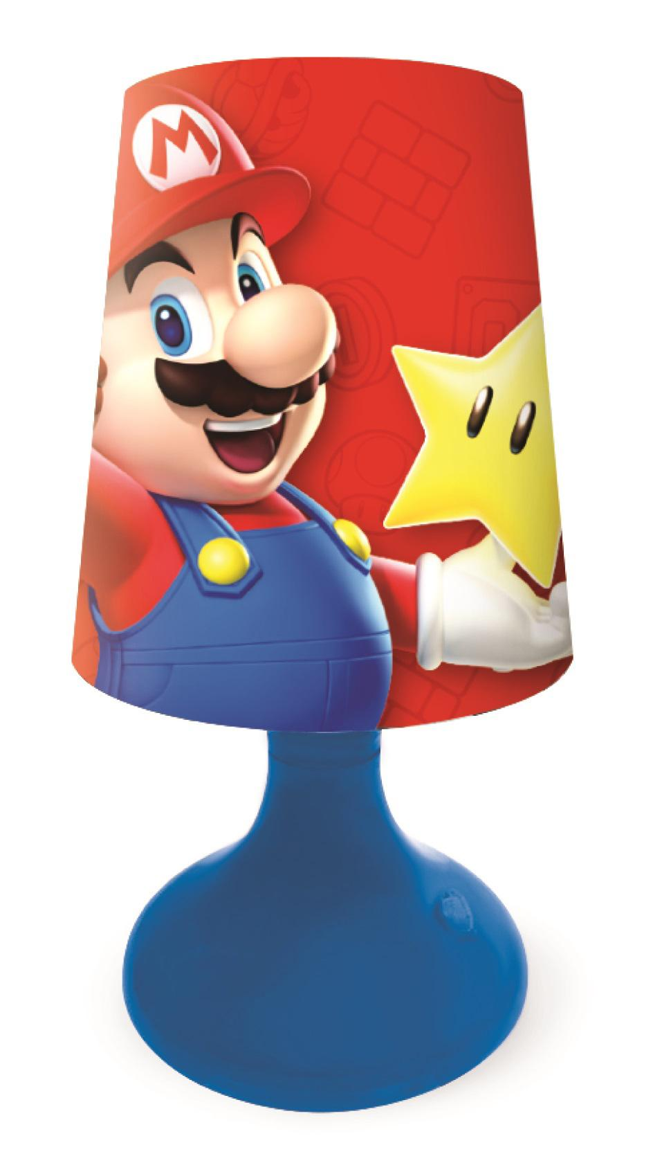 Eine Lampe mit Mario auf dem Schirm. Der Fuß ist blau. Mario trägt sein klassisches Outfit. Auf dem Schirm ist ein gelber Stern.
