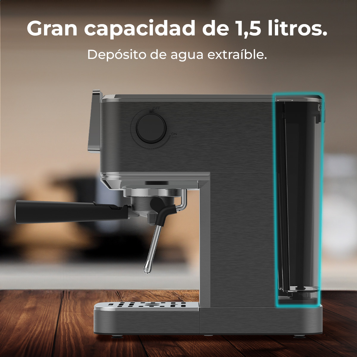 Una cafetera espresso gris oscuro con un depósito de agua extraíble. Texto superior: Gran capacidad de 1,5 litros. Depósito de agua extraíble.