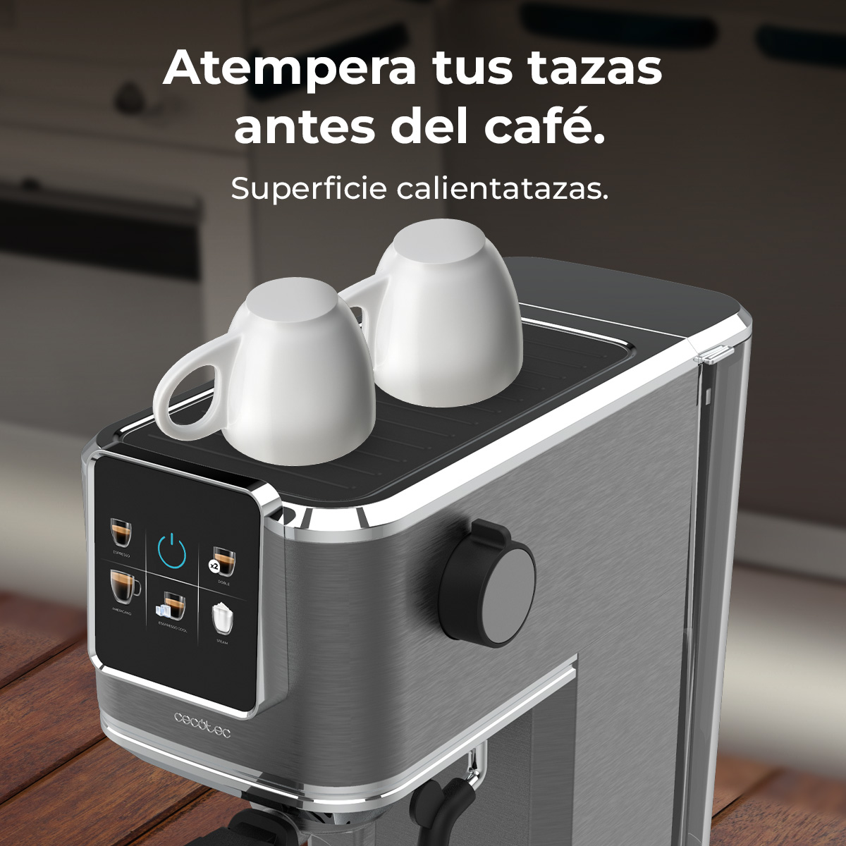 Una cafetera con dos tazas blancas encima. La máquina es gris con un panel de control negro y una superficie de madera.