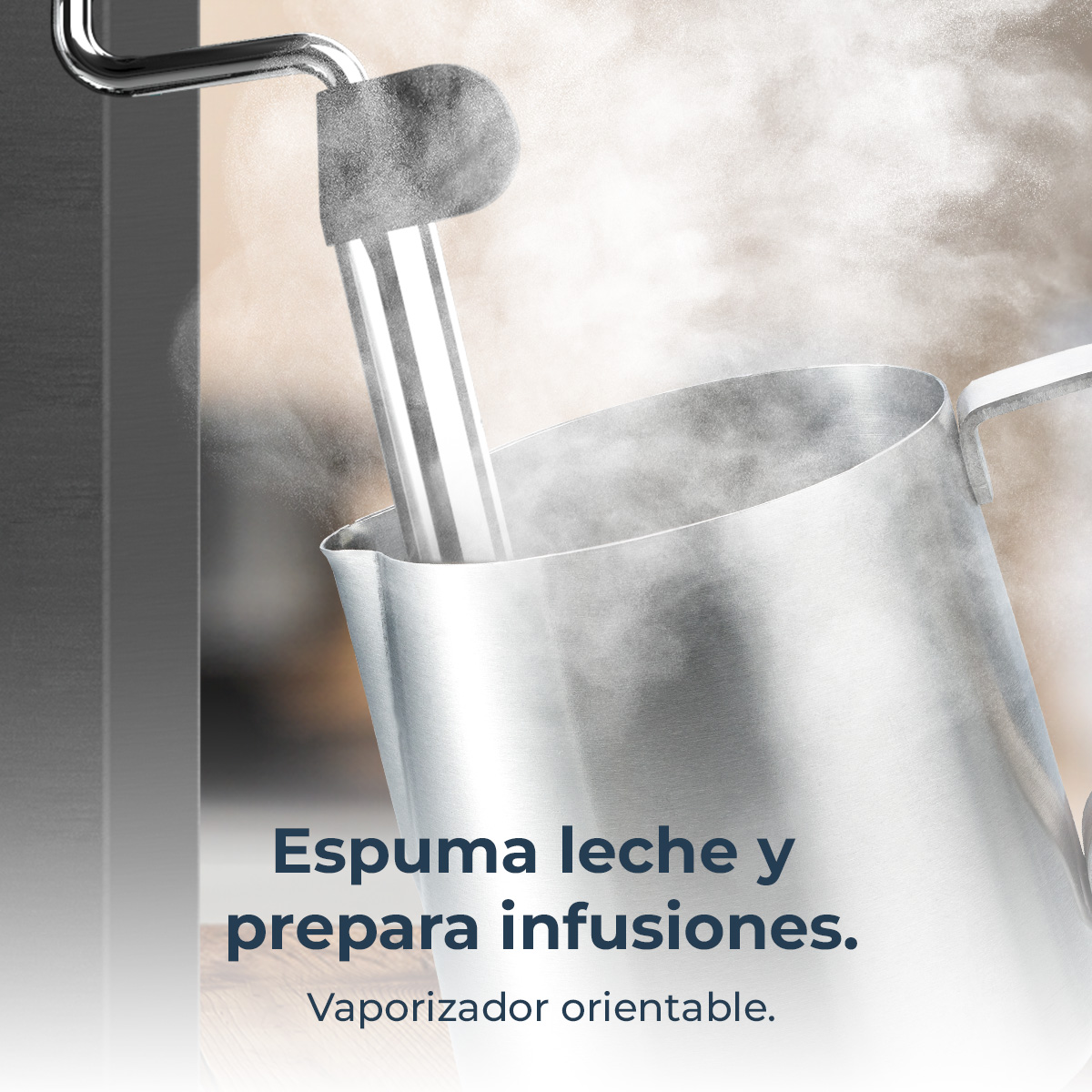 Un espumador de leche en una jarra de metal con vapor. El texto dice: "Espuma leche y prepara infusiones". Vaporizador orientable.