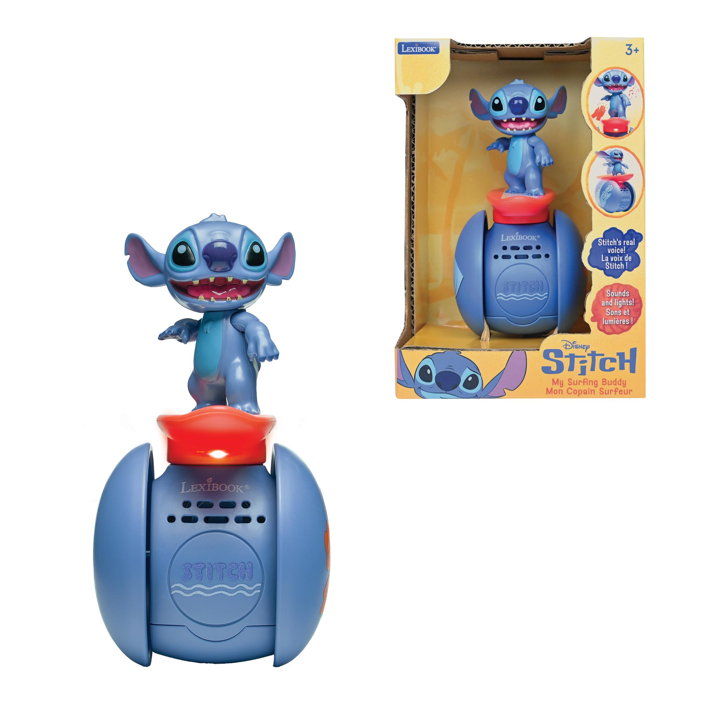 Ein Stitch-Spielzeug auf blauem Sockel. Eine Box zeigt ein ähnliches Spielzeug. Das Spielzeug ist blau, rot und weiß.