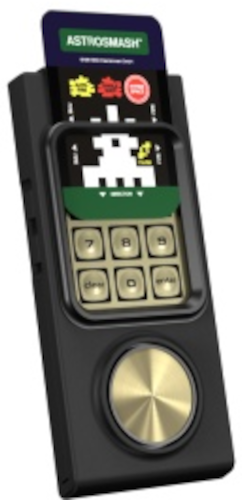 Une console de jeu AstroSmash noire. Elle possède un écran avec des graphismes pixélisés, un clavier et une fente pour carte avec une carte de jeu.