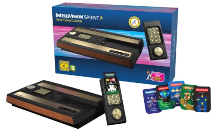 Console de jeux vidéo Intellivision Sprint. Console, manettes, cartes de jeu sont visibles. Les couleurs marron, or et noir sont présentes.