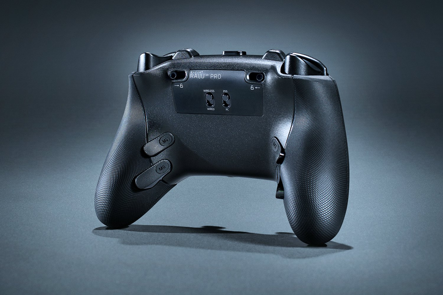 Die Rückseite eines schwarzen Razer Raiju V3 Pro Controllers. Er hat Knöpfe, strukturierte Griffe und ein mattes Finish, vor grauem Hintergrund.
