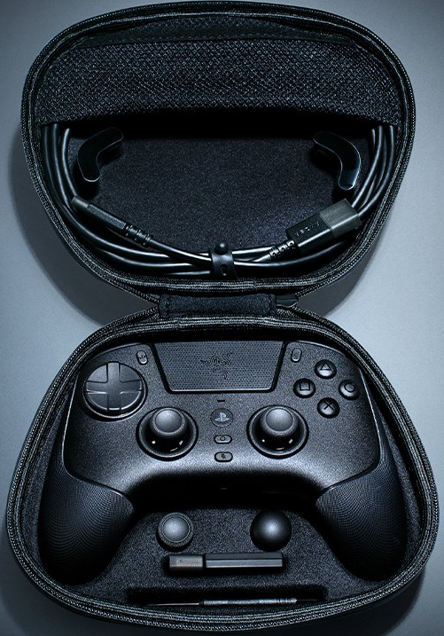 Schwarzer Razer-Controller in einem Etui, mit schwarzen Kabeln und Ohrhörern oben. Das Etui ist offen.