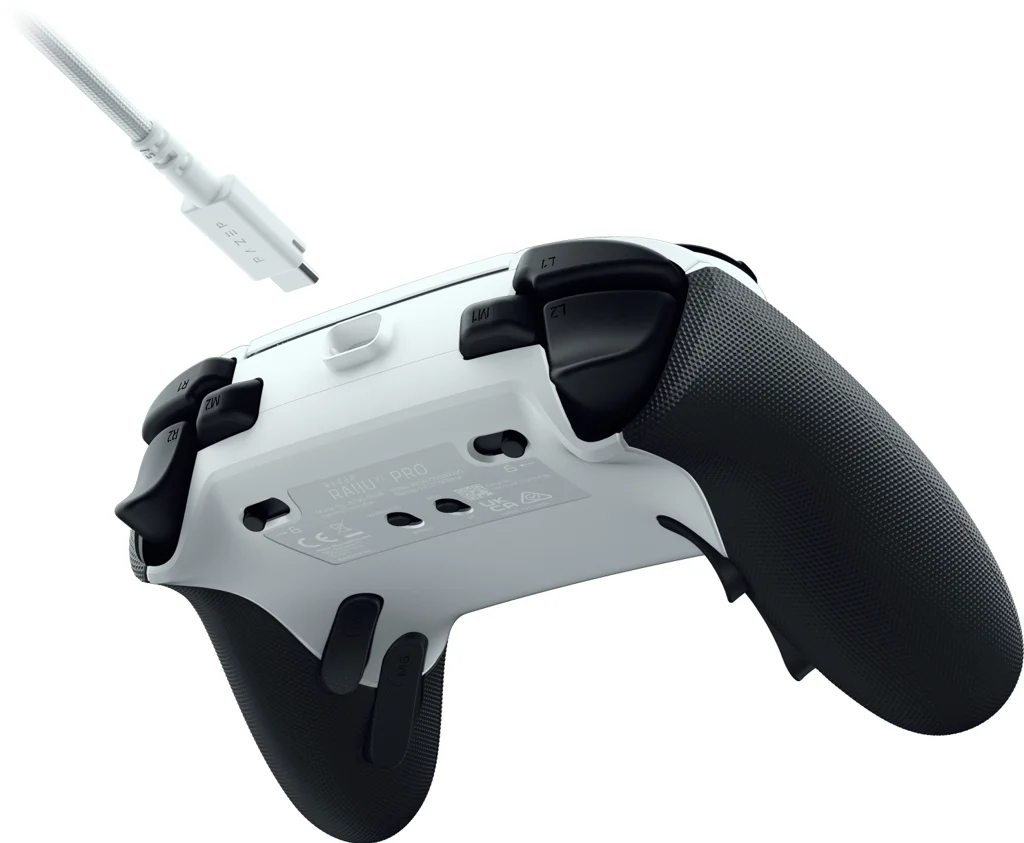 Ein weißer Razer Raiju Pro-Controller mit schwarzen Griffen und Tasten. Oben befindet sich ein weißes Kabel mit USB-C-Anschluss.