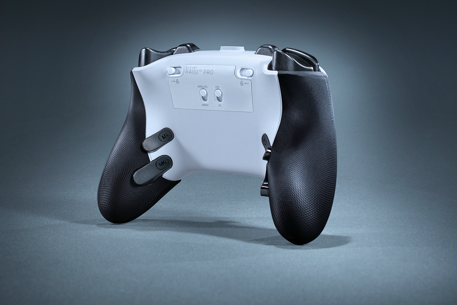 Ein weiß-schwarzer Razer Raiju V3 Pro Controller. Er hat schwarze Griffe und Knöpfe. Der Hintergrund ist ein grauer Farbverlauf.