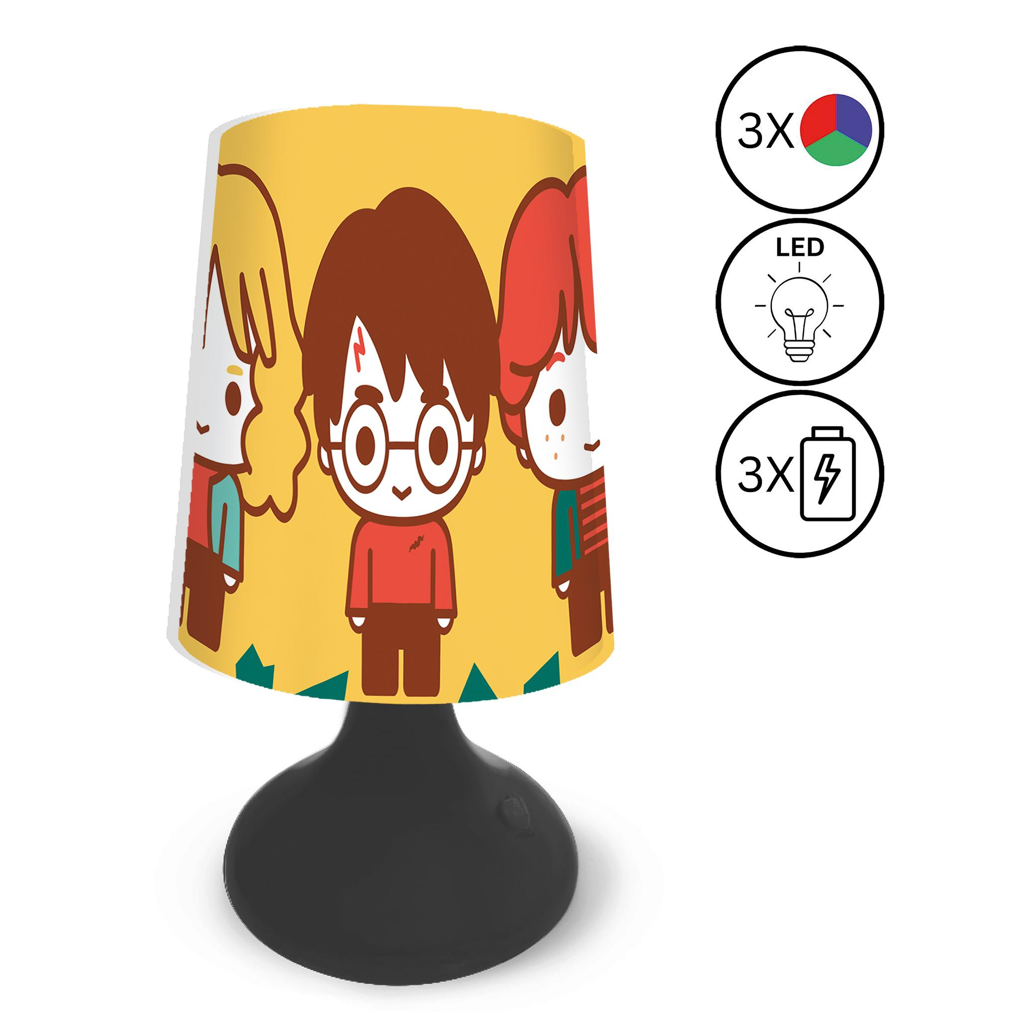 Eine Lampe mit Zeichentrickfiguren auf einem gelben Lampenschirm. Ein schwarzer Sockel. Symbole für Farbe, LED und Batterie.