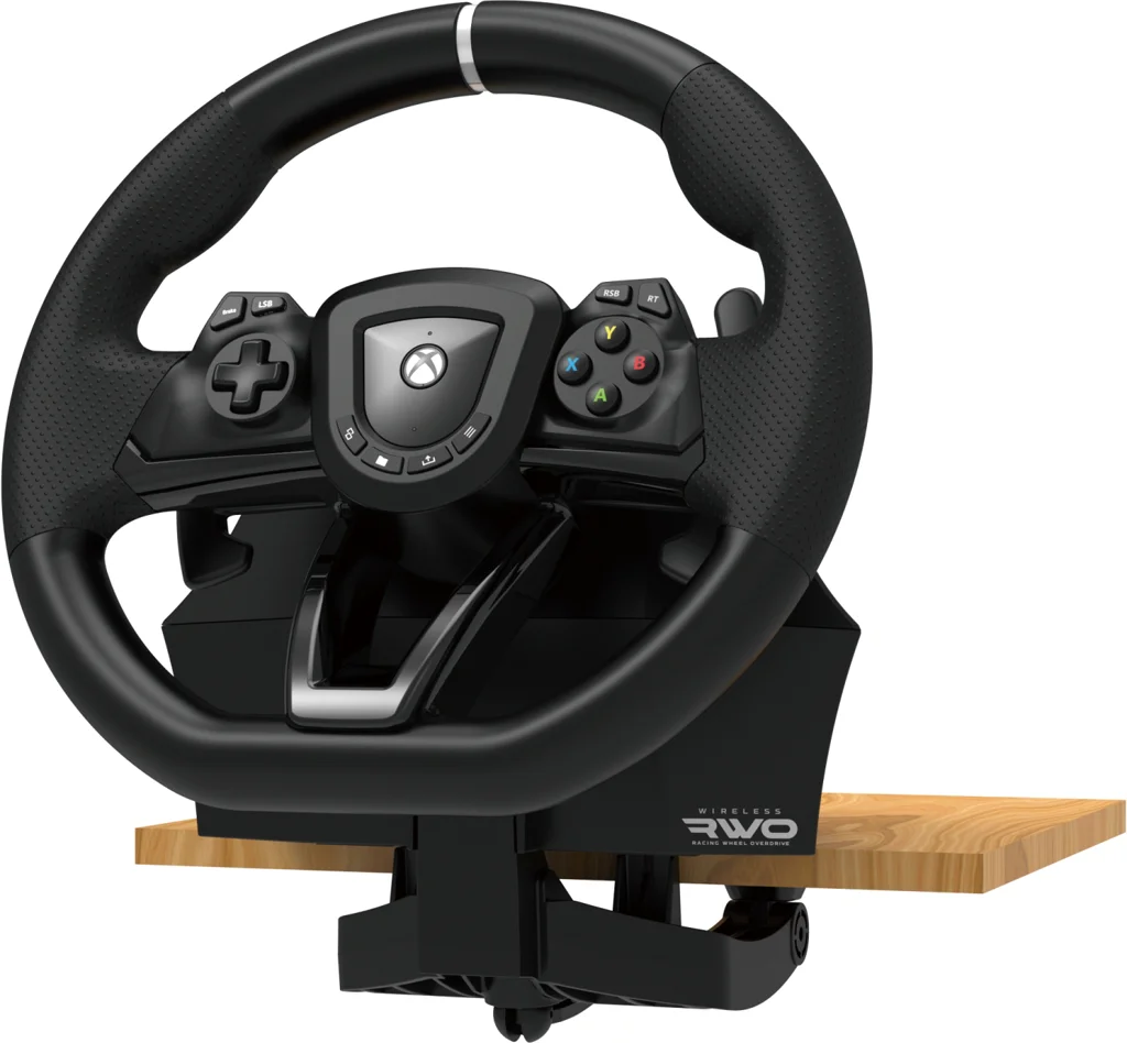 Schwarzes Xbox-Rennlenkrad mit Knöpfen, silbernen Akzenten und Holzsockel. Das Lenkrad ist auf einem schwarzen Ständer montiert.