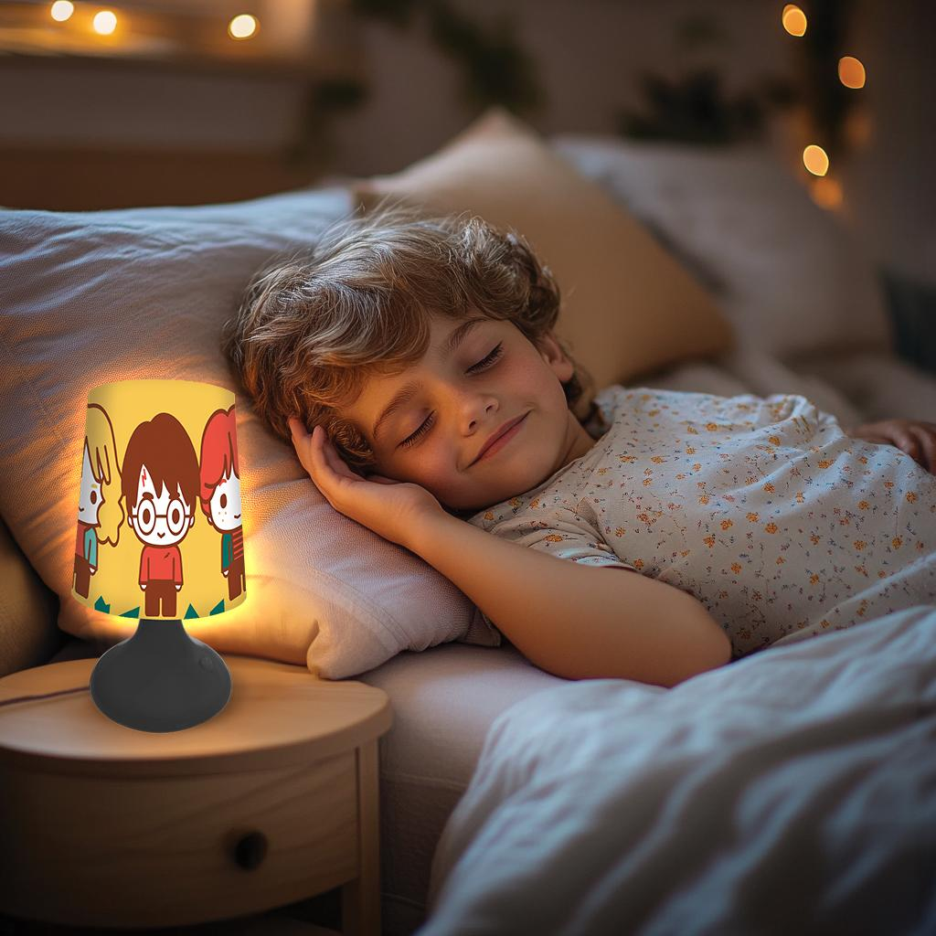 Ein Kind schläft friedlich im Bett. Auf dem Nachttisch steht eine Cartoon-Lampe. Sanfte Beleuchtung und gemütliche Szene.