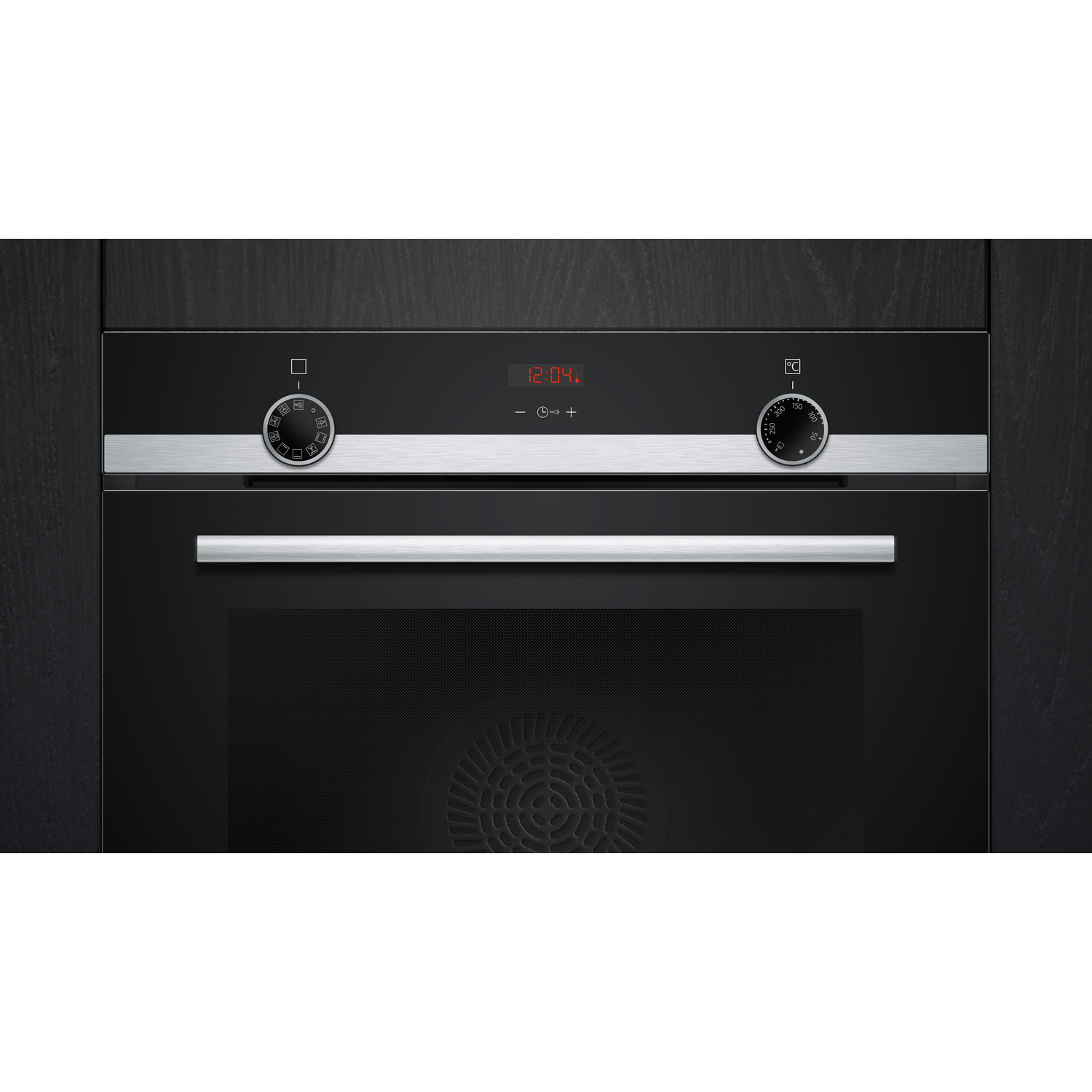 Zwarte oven met zilveren handgreep en bedieningspaneel. Digitaal display toont de tijd. Knoppen voor temperatuur en functie.