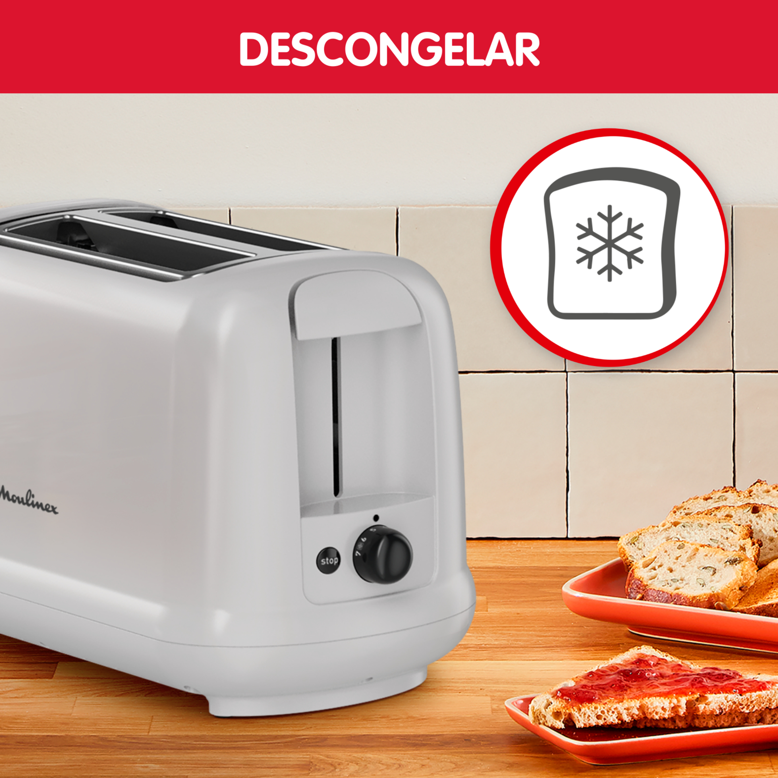 Una tostadora blanca con rebanadas de pan. Un plato rojo con mermelada en tostadas. La palabra 'Descongelar' está arriba.