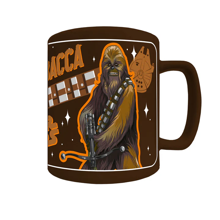 Taza marrón con diseño de Chewbacca. Incluye texto, un blaster y el Halcón Milenario. El asa y el borde son marrones.