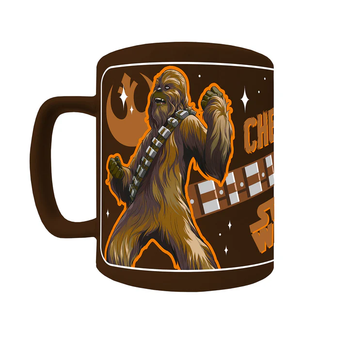 Una taza marrón con Chewbacca de Star Wars. Está en una pose heroica. La taza tiene el logo de Star Wars y otros elementos de diseño.