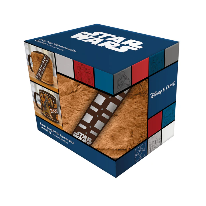 Una taza de Star Wars en una caja. La caja tiene un diseño peludo de Chewbacca con un cinturón. La taza también se muestra en la caja.