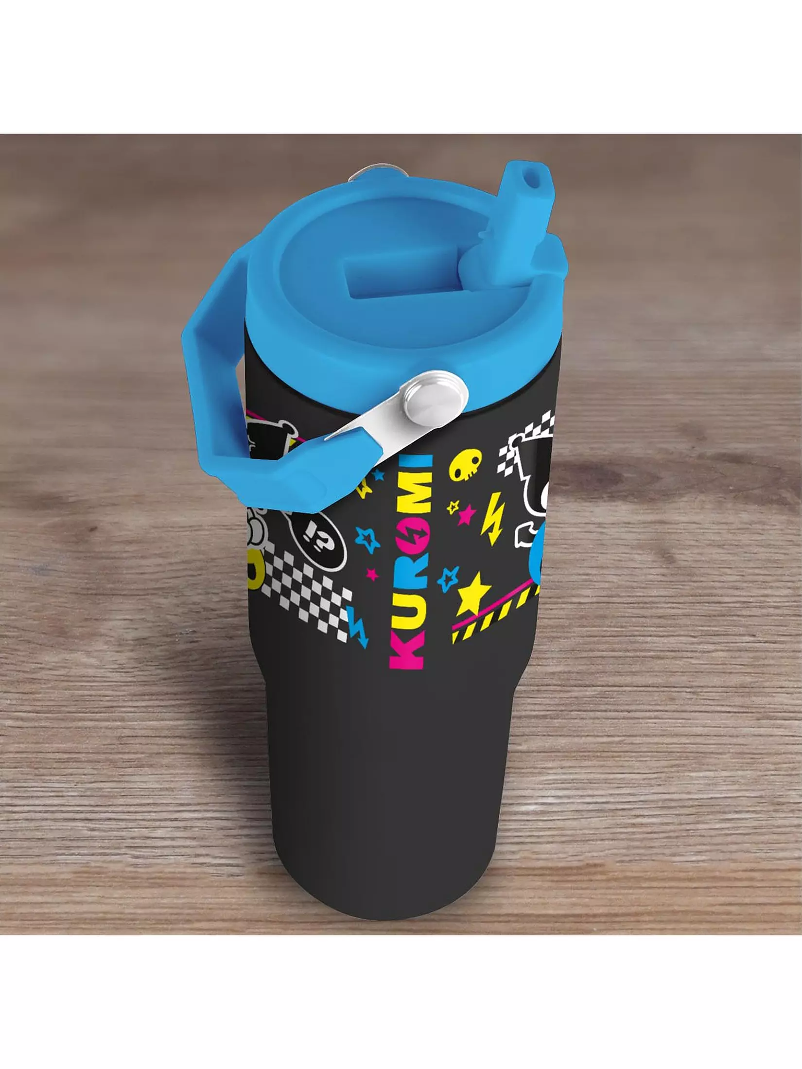 Vaso negro con tapa, asa y gráficos azules. Tiene la palabra KUROMI y diseños de dibujos animados. Sobre madera.