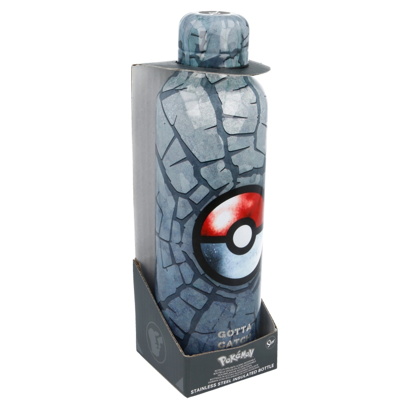 Una botella de agua de Pokémon de acero inoxidable en una caja gris. La botella presenta un diseño de Poké Ball y un patrón de piedra.