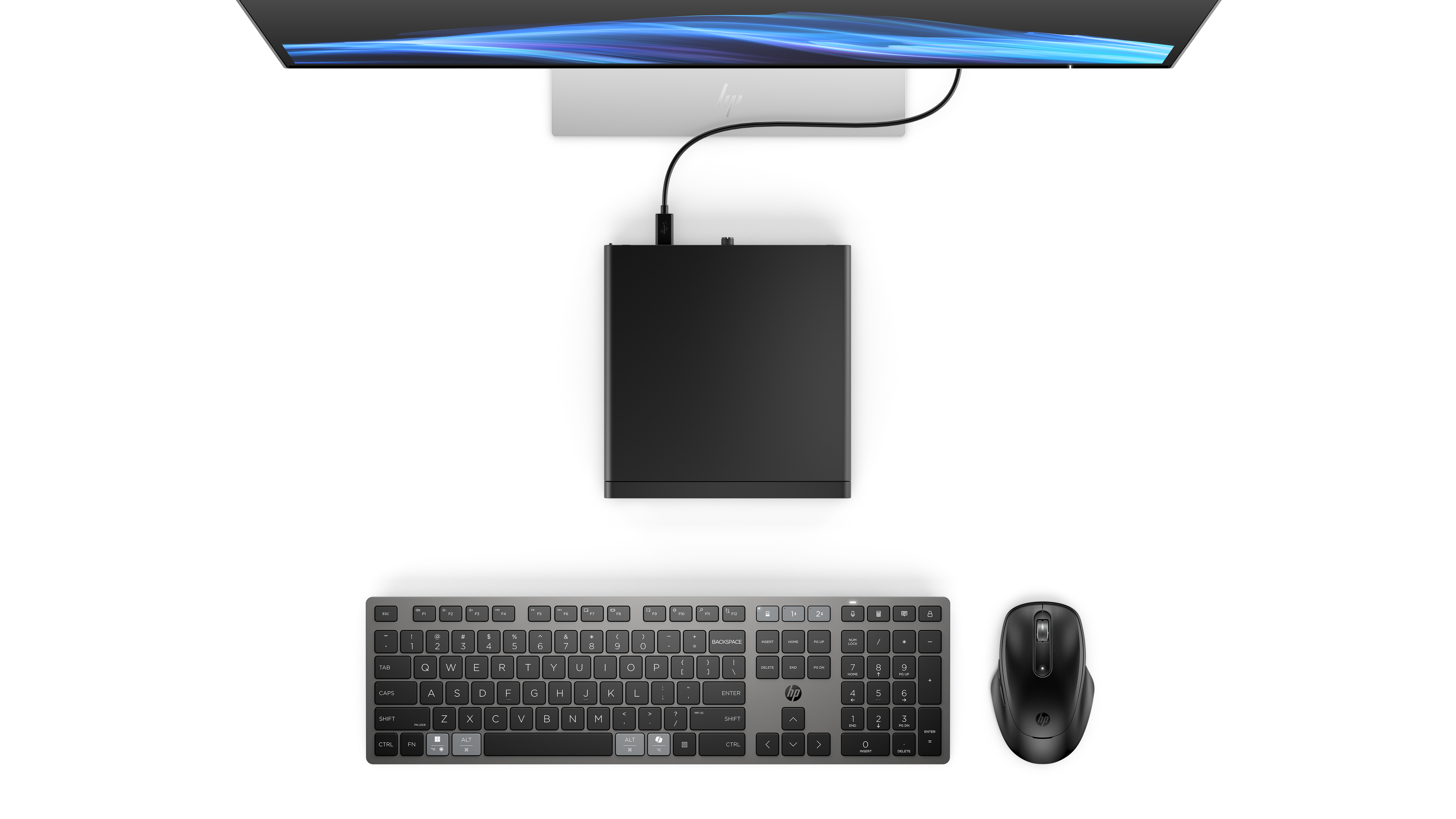 Ein Computer-Setup mit Monitor, Tastatur, Maus und einem schwarzen PC auf schwarzem Hintergrund.