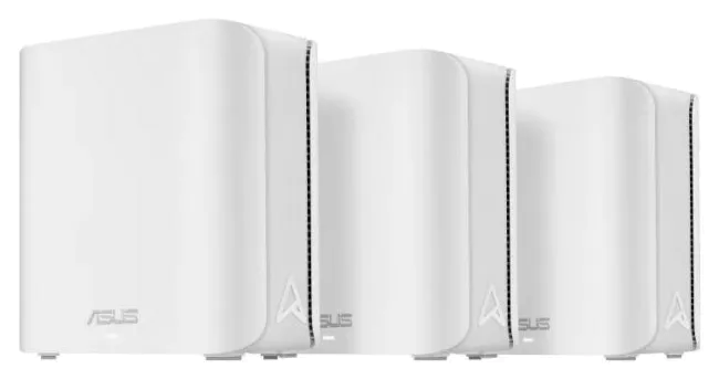 Trzy białe routery Wi-Fi Mesh ASUS. Każdy ma zaokrąglone krawędzie i logo ASUS. Widoczne jest również stylizowane 'A'.