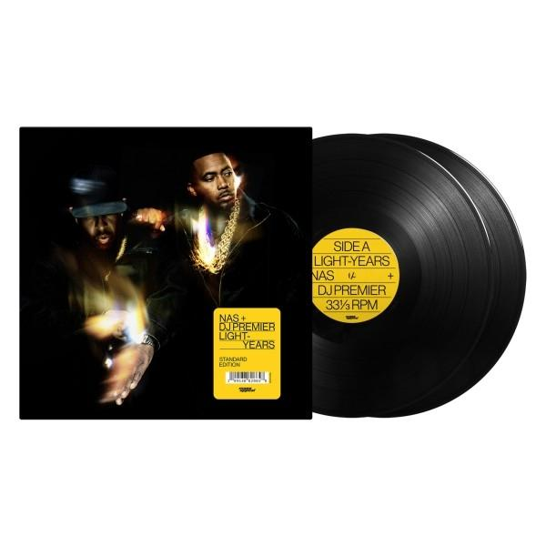 Albumcover von Nas und DJ Premier mit Schallplatte. Cover hat einen gelben Aufkleber. Der Hintergrund ist schwarz.