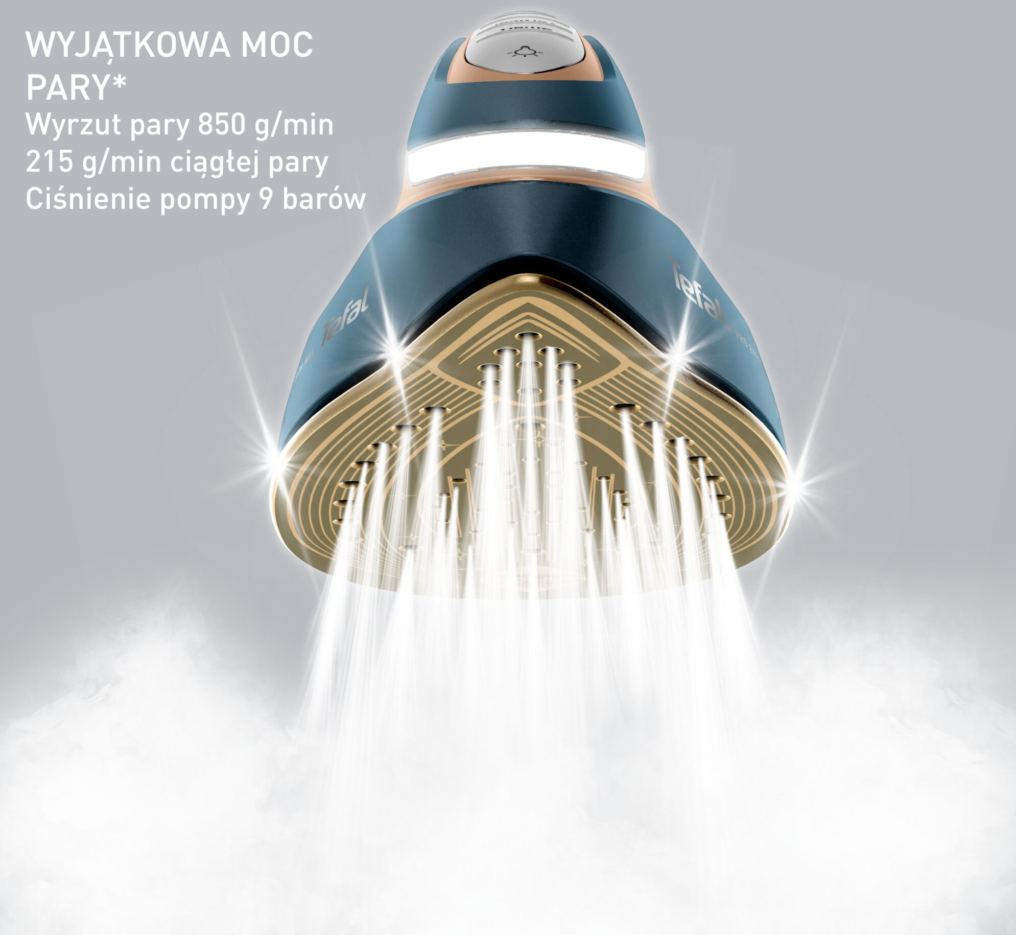 Zbliżenie niebiesko-złotego żelazka parowego emitującego parę. Tło to gradient jasnoszary.