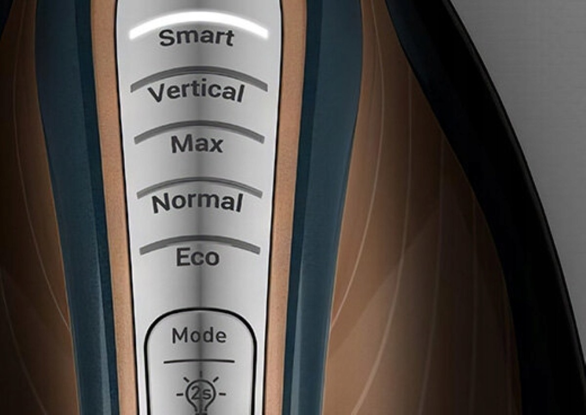 Zbliżenie panelu sterowania żelazka, pokazujące aktywny tryb 'Smart'. Inne opcje to 'Vertical', 'Max', 'Normal' i 'Eco'.