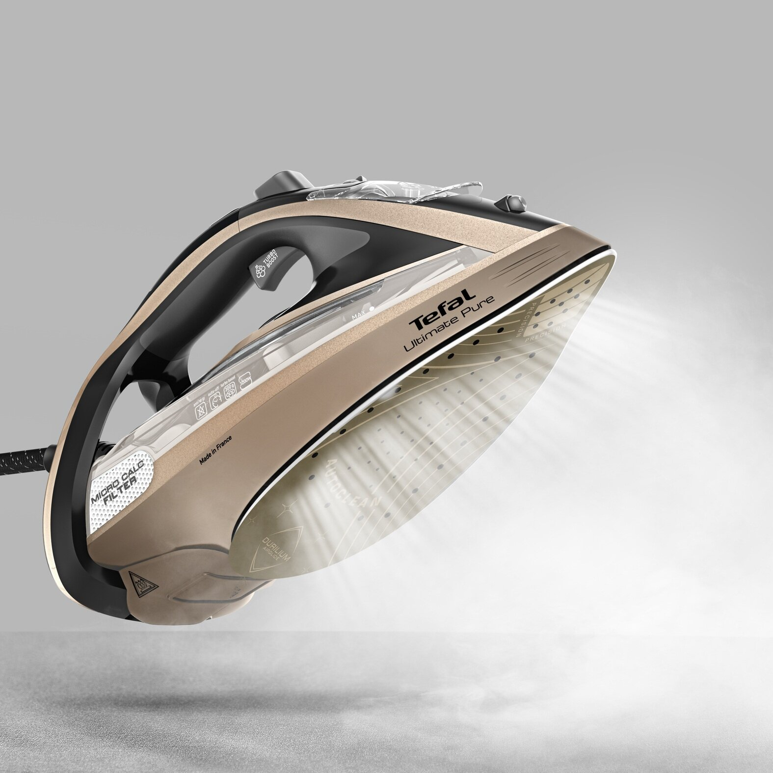 Złoto-czarne żelazko Tefal parujące. Na żelazku napis 'Ultimate Pure'.