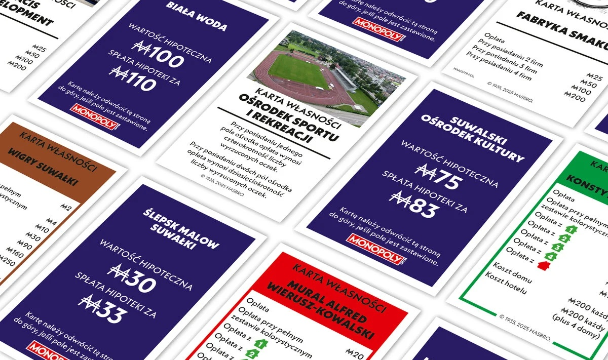 Karty do gry planszowej Monopoly. Widoczne różne karty z nazwami nieruchomości, wartościami i instrukcjami.