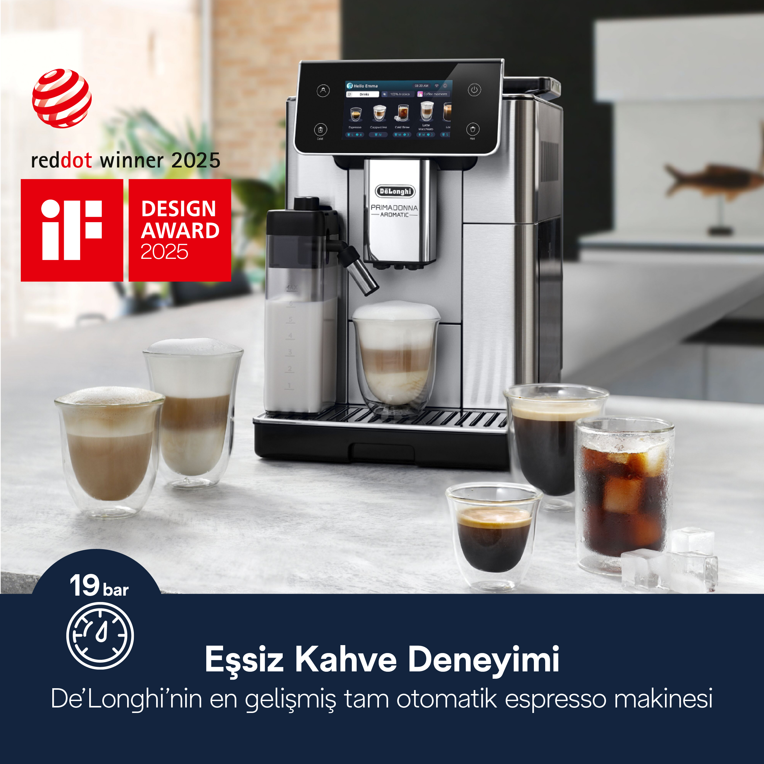 Kahve içecekleri, buz küpleri ve ödüllerle De'Longhi espresso makinesi.