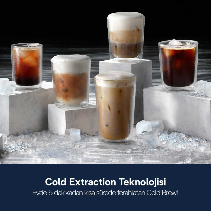 Beyaz bloklar üzerinde buz küpleriyle beş soğuk demleme kahve. Üzerinde beyaz köpük. Altta metin: Cold Extraction Teknolojisi.