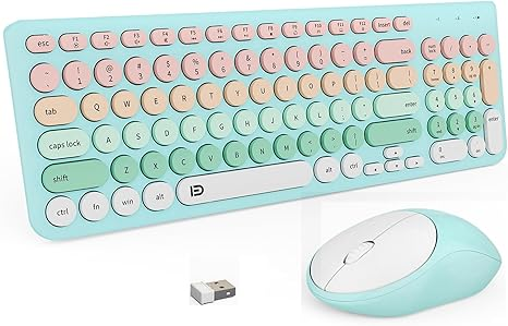 Turkuaz bir klavye ve fare seti. Klavye, pastel renkli yuvarlak tuşlara sahip. Bir USB alıcısı klavyenin altında duruyor.