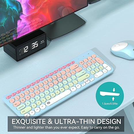 Renkli tuşlara sahip açık mavi bir klavye, bir fare ve dijital bir saat açık mavi bir yüzeyde. Metin 'Ultra-Thin Design' diyor.